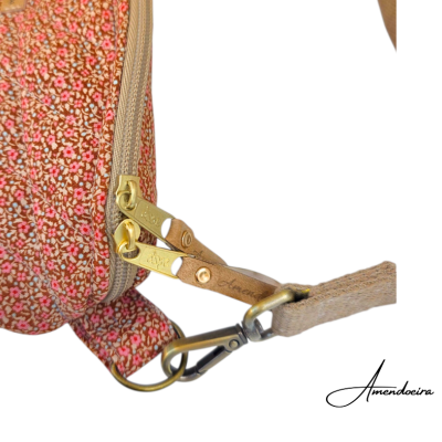 Bolsa floral castanha com fecho dourado e alça bege