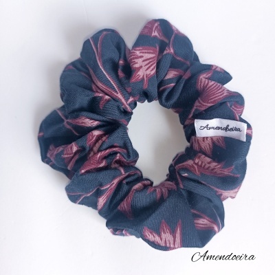 Elástico de cabelo azul escuro com padrão de folhas cor-de-rosa e etiqueta Amendoeira