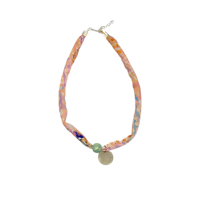 Colar com fita de tecido colorido e pendente metálico redondo