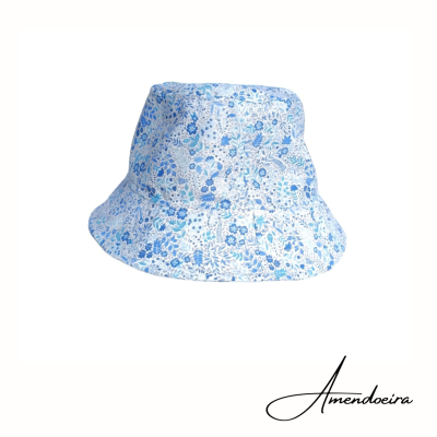 chapéu balde azul com padrão floral azul e branco