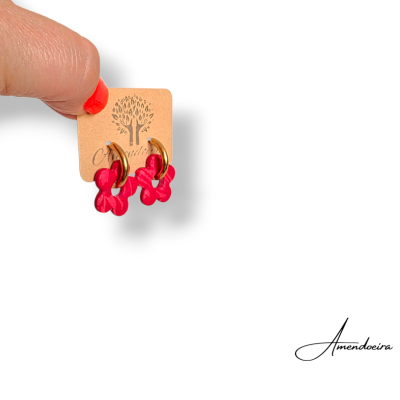 Brincos argola dourada com flor vermelha em suporte de cartão com logótipo de árvore.