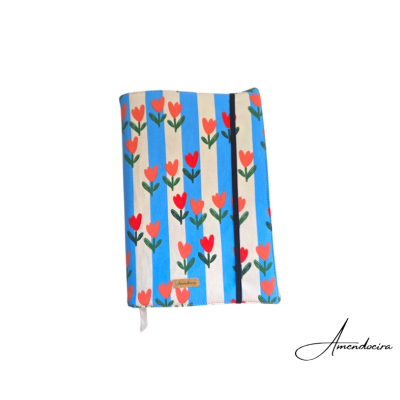 Capa de tecido com padrão de flores vermelhas e cor-de-rosa e riscas azuis