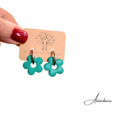 Brincos argolas com flores verdes em cartão Amendoeira