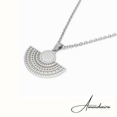 Colar em prata com pendente em forma de leque e padrão geométrico