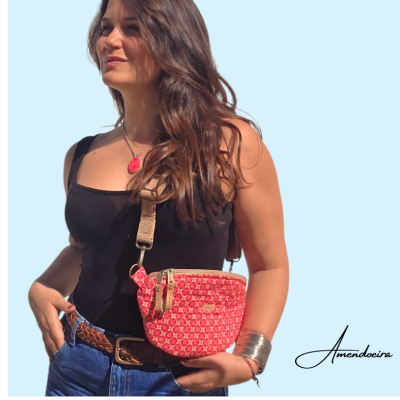 Mulher com bolsa vermelha estampada e roupa casual