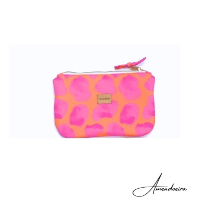 Carteira pequena laranja e rosa com fecho e etiqueta Amendoeira