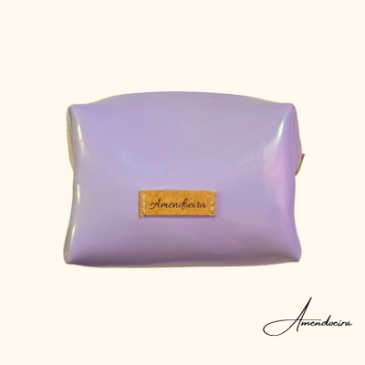 Bolsa lilás pequena com etiqueta de couro Amendoeira