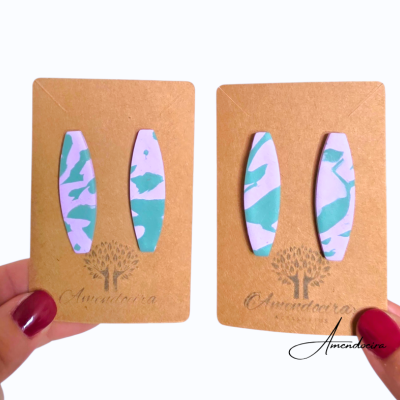 Brincos elípticos lilás e verde azulados com cartão castanho Amendoeira