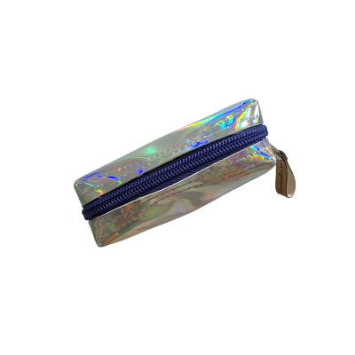 Estojo prateado holográfico com fecho de correr azul e puxador castanho com texto