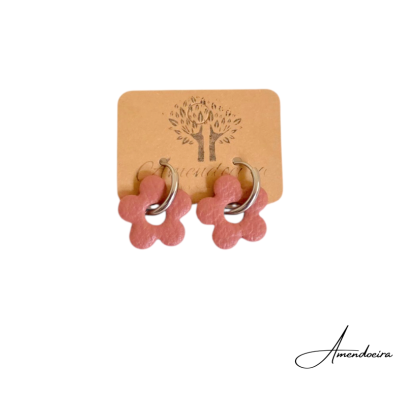 Brincos argola com pendente flor cor-de-rosa em cartão com logotipo Amendoeira
