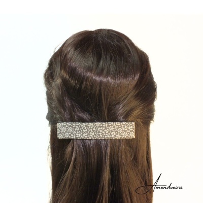 Presilha retangular com padrão bege e castanho em cabelo castanho escuro