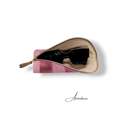 Estojo rosa com óculos escuros preto dentro