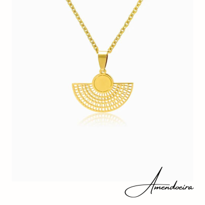 Colar dourado com pendente em forma de leque recortado e círculo sólido no centro