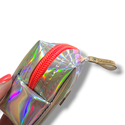 Estojo holográfico prateado com fecho vermelho e etiqueta Amorechen
