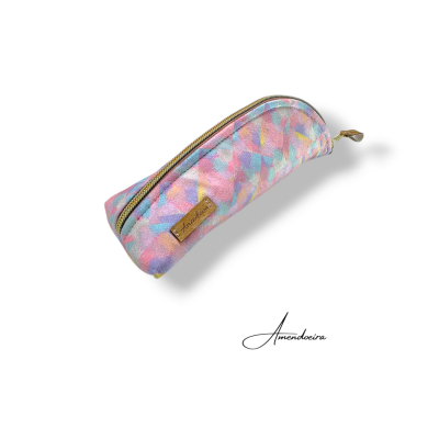 Estojo colorido com padrão geométrico e etiqueta Amendoeira