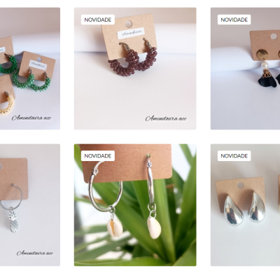 Seis pares de brincos variados em cartão com etiquetas e fundo branco