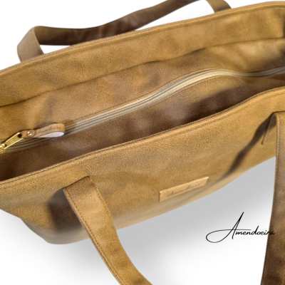 Saco tote castanho claro em camurça com fecho de correr e alças largas