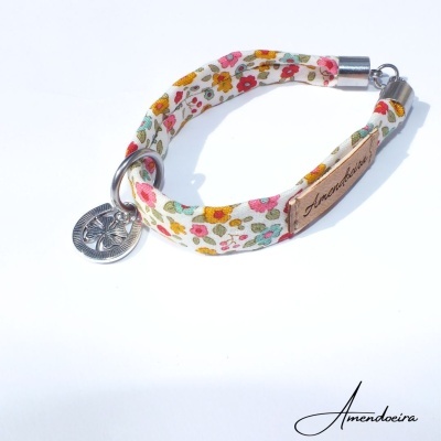 Pulseira de tecido floral com pendente e etiqueta de couro