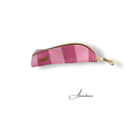 Estojo riscado rosa com fecho dourado e etiqueta Amendoeira