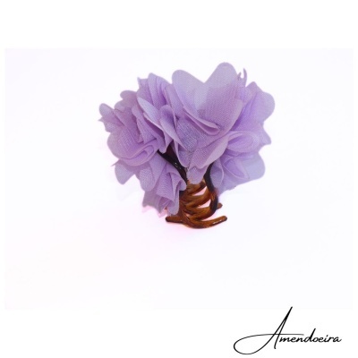 Prendedor de cabelo com flores lilás e base em padrão tartaruga sobre fundo branco