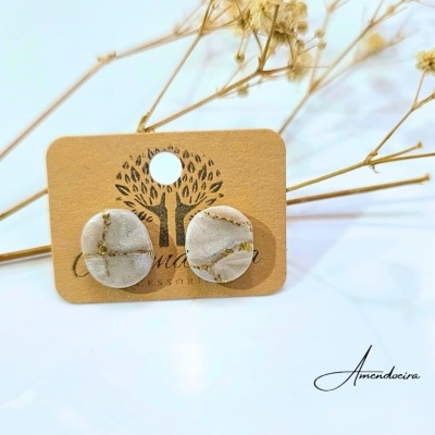 Brincos pequenos efeito mármore, feitos à mão.