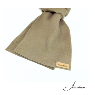 Cachecol castanho claro com etiqueta Amendoeira