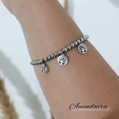 Pulseira prateada com pendentes de árvore da vida no braço