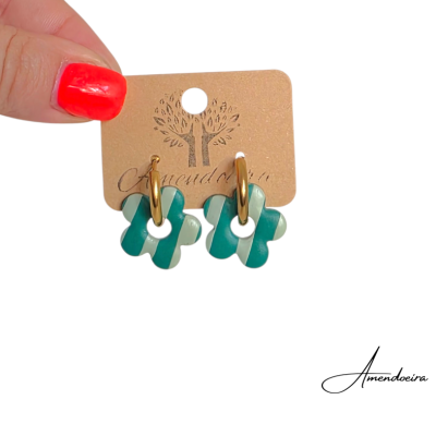 Brincos flor com argolas douradas e cartão Amendoeira