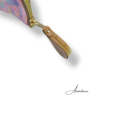 Bolsa colorida com fecho dourado e puxador em tecido castanho claro com texto Amendoeira