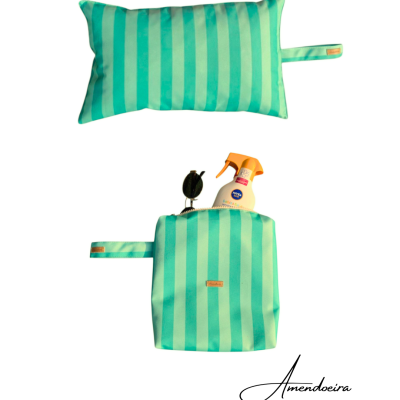 Almofada e bolsa de tecido riscada verde e azul com etiqueta de marca