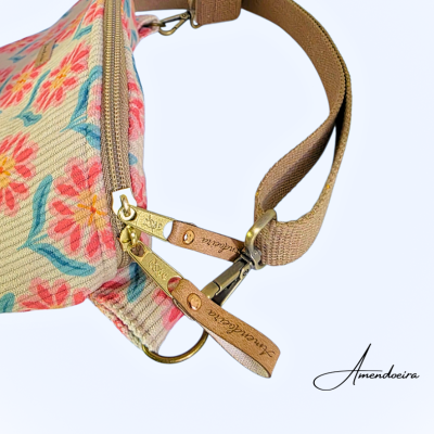 Bolsa tipo pochete floral com alça castanha e detalhes em pele