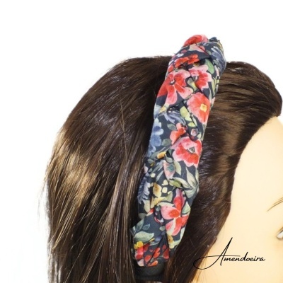 Bandana torcida com padrão floral colorido em cabelo castanho
