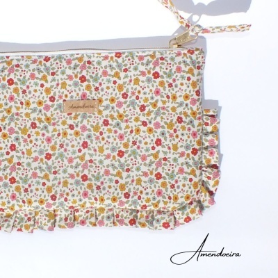 Bolsa pequena floral com zip e folhos coloridos