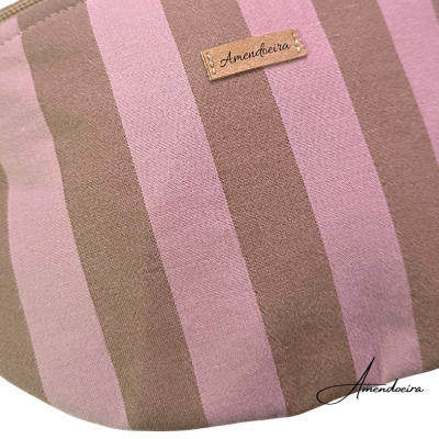 Mala listrada rosa e castanho com etiqueta Amendoeira