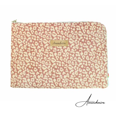 Bolsa almofadada rosa com padrão bege e etiqueta Amendoeira