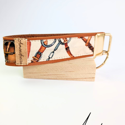 Pulseira tecido com padrão correias e couro castanho com etiqueta Amendoeira