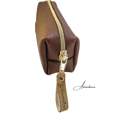 Estojo retangular marrom com fecho dourado e etiqueta de pele 'Amendoeira'