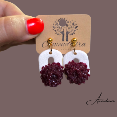 Brincos pendentes brancos com detalhe vermelho e tachas douradas em cartão Amendoeira