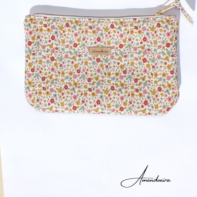 Bolsa de tecido floral com fecho de correr e etiqueta 'Amendoeira'