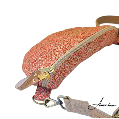 Bolsa tipo pochete floral com fecho de correr e alça ajustável bege