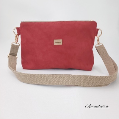 Bolsa de ombro vermelha com correia bege e detalhes dourados