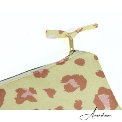 Bolsa ou estojo bege com manchas castanho-claro e fecho de correr