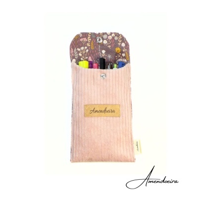 Estojo de tecido rosa claro com flores e fecho de botão