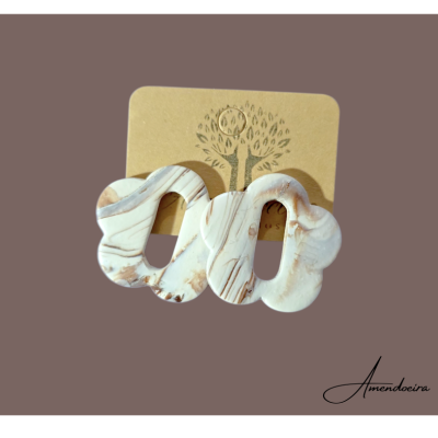 Brincos em resina marmoreada branco e bege com design ondulado e recortes ovalados