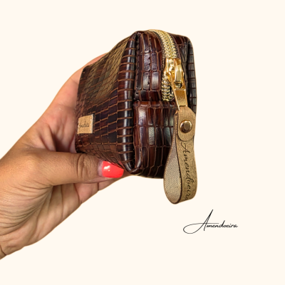 Bolsa pequena padrão pele de crocodilo castanho com fecho dourado e fita bege