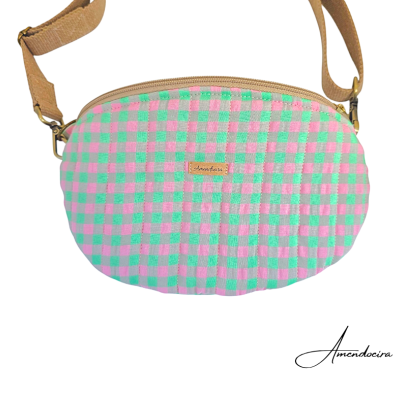 Mala tipo saco rosa e verde com padrão xadrez e alça bege