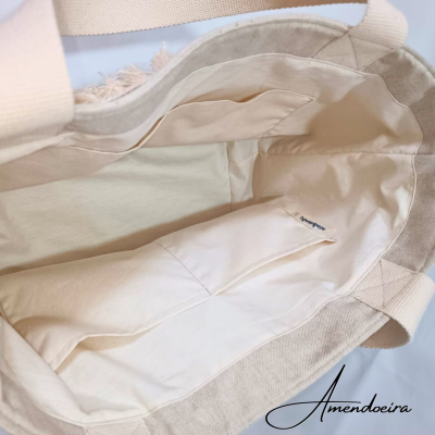 Interior de mala de tecido beige com bolso interno e etiqueta