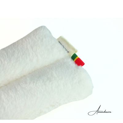 Toalha branca felpuda com etiqueta colorida