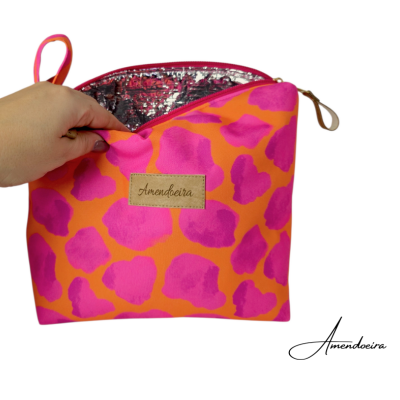 Necessaire colorida rosa e laranja com interior prateado e etiqueta Amendoeira