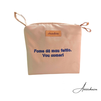 Bolsa bege claro com frase bordada azul e etiqueta Amendoeira